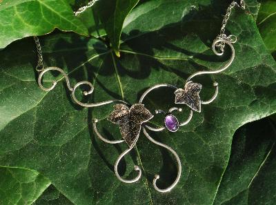 collier lierre qui danse